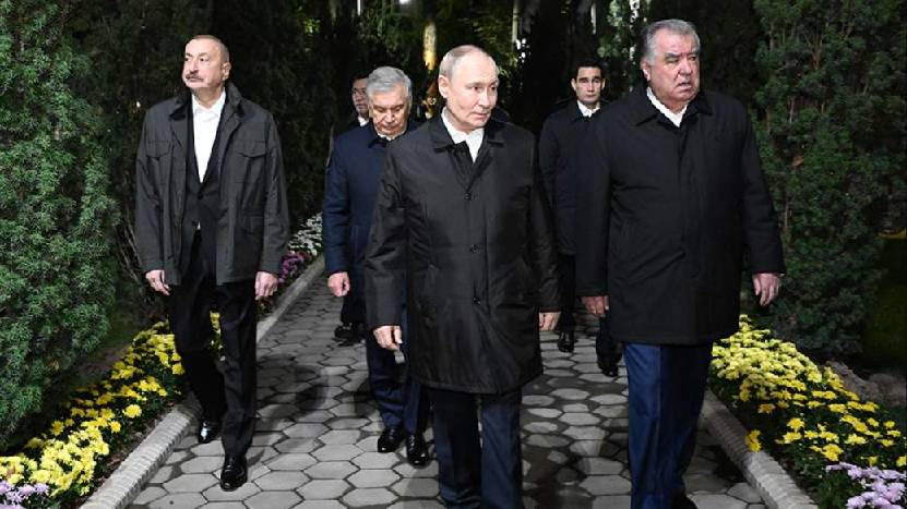 Путин и лидеры стран СНГ совершили вечернюю прогулку перед обедом в Душанбе