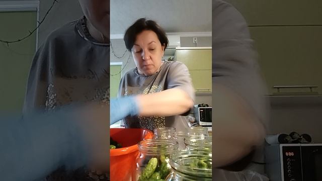 Начну пожалуй с литровых банок 🥒