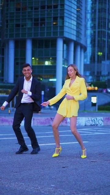 - 'Ты точно умеешь танцевать?'     - 'Наверно, Да  '