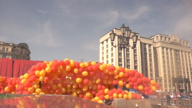 Салют шаров на манежной площади