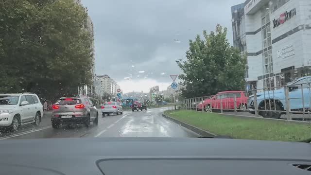 Пошла на боьничный  В Анапе дождь