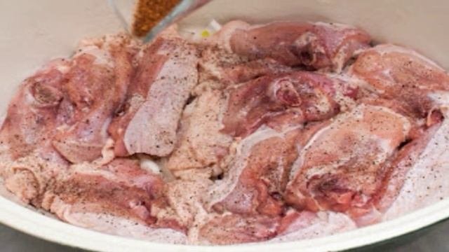 Курица тушеная с яблоками