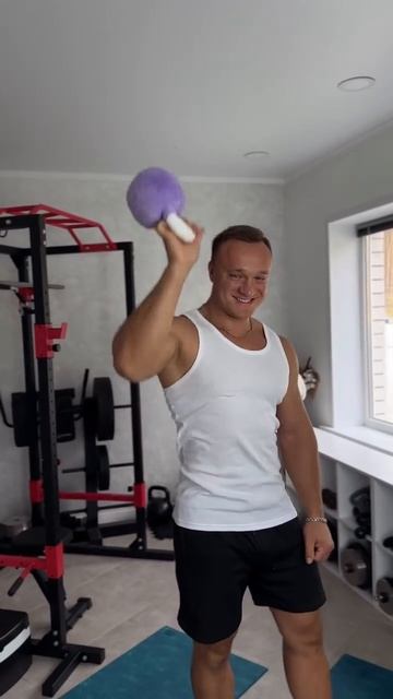 Чтоб с рождения знал в какую семью попал😄💪