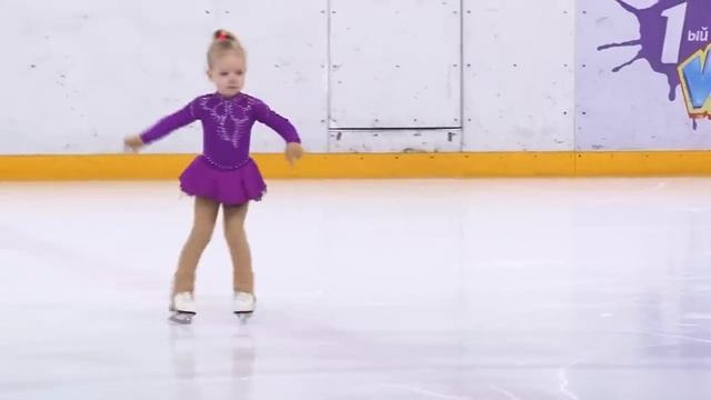 Лялечка! Очень красиво танцует.