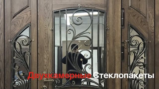 Парадная дверь из  массива дуба 