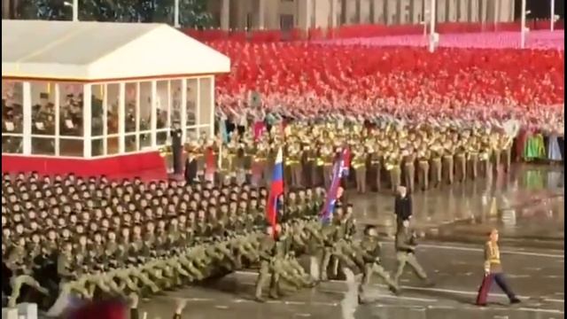 спецназ КНДР прошёл на параде с флагами РФ и КНДР.