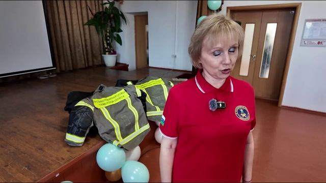 Тюменских школьников научили пользоваться противопожарным оборудованием