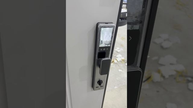 Входная дверь в квартиру с умным замком Dircode U800 с распознованием лица. #электронныезамки #двери