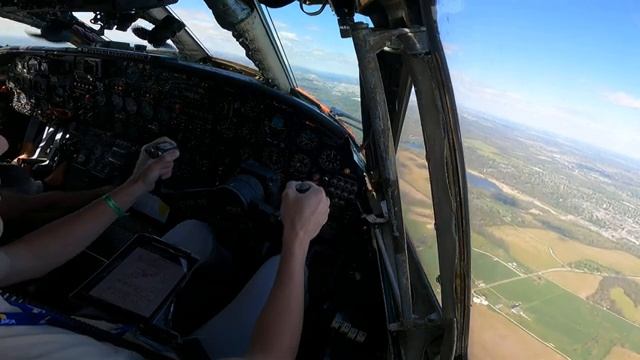 Ан-12БК Заход на посадку в аэропорту Індианаполис штат Індиана США .