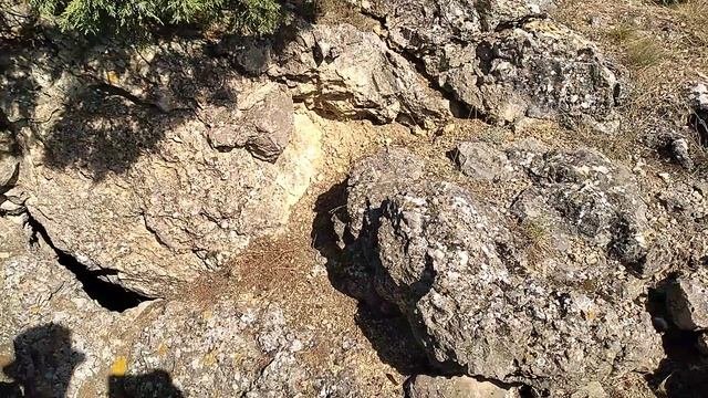 На горе Алчак-Кая в расщелину попадает дождевая вода и размывает мягкие породы образуя пещеры