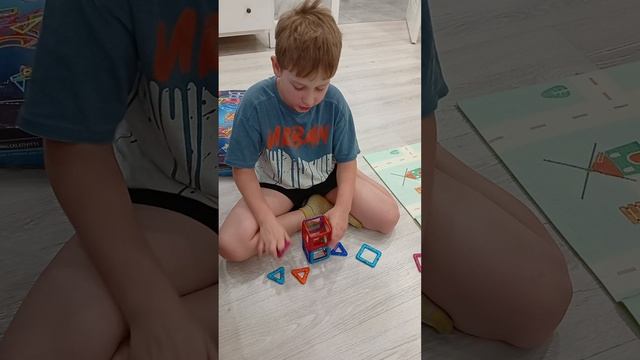 Как собрать домик из магнитного конструктора.mp4