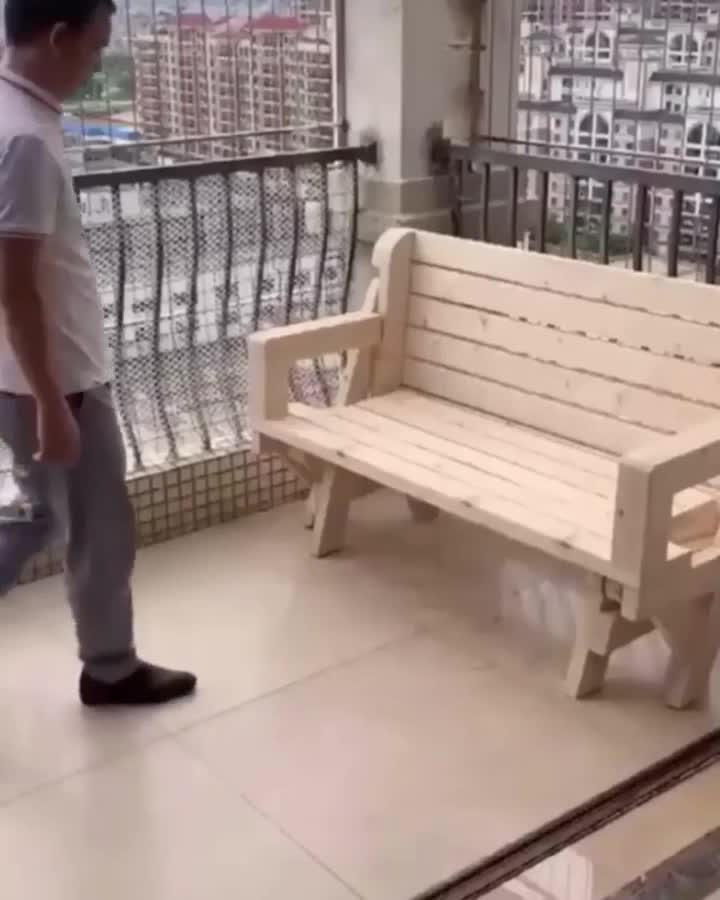 Удобная лавочка для дачи.
