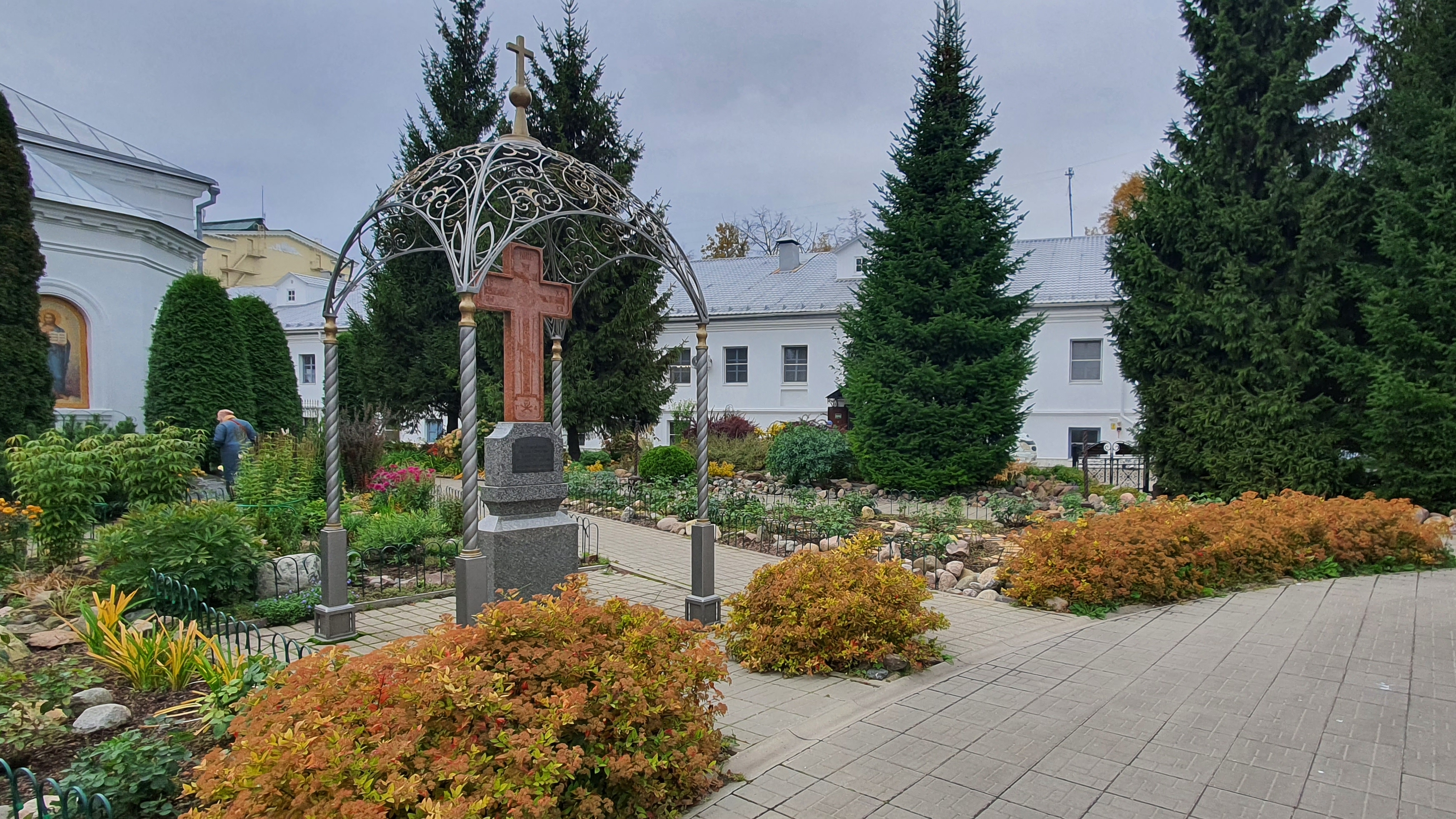 Казанский женский монастырь в Ярославле — действующая обитель XVII века.