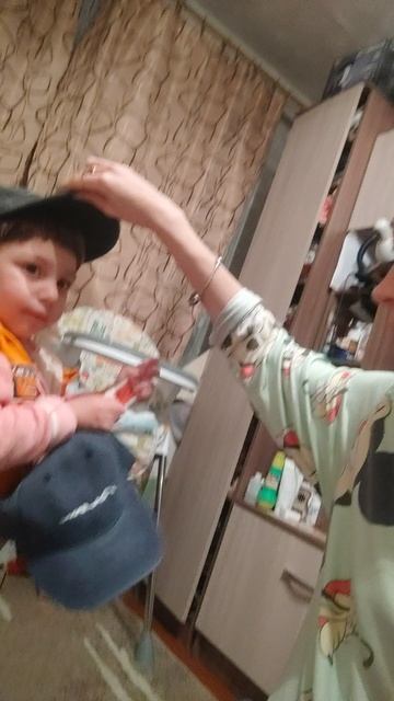 Примерка чужих кепок🧢 Главная хохма - нужно снять этикетку, хоть это добро даже совсем не наше 🤷🏼