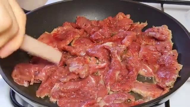 Это_мясо_тает_во_рту!_Нежная_говядина_с_луком_в_изысканном_соусе