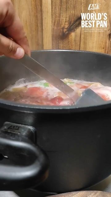 Лимонад, приготовленный из клубники и ревеня, станет отличным освежающим напитком