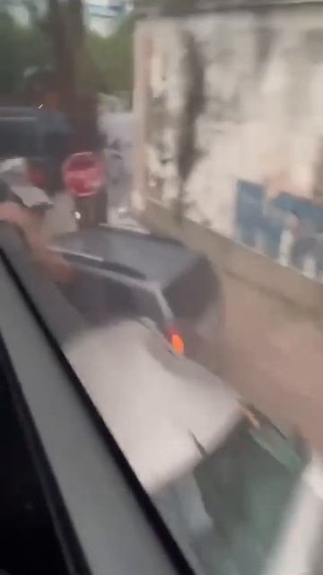 Бразилия. Водитель автобуса заметил, что линии электропередач вот-вот коснутся корпуса автобуса