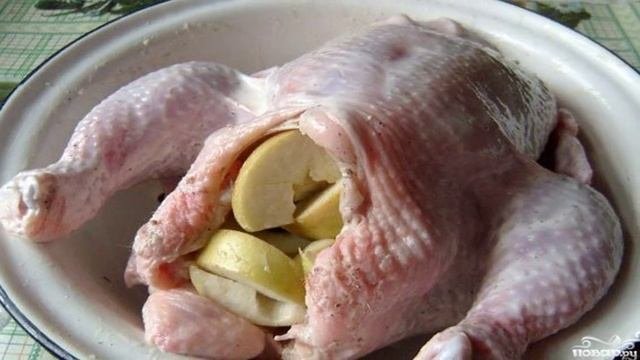 Курица с яблоками и черносливом