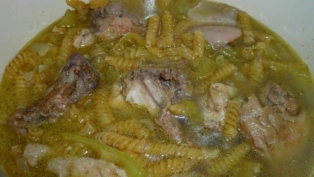 Курица тушеная с макаронами
