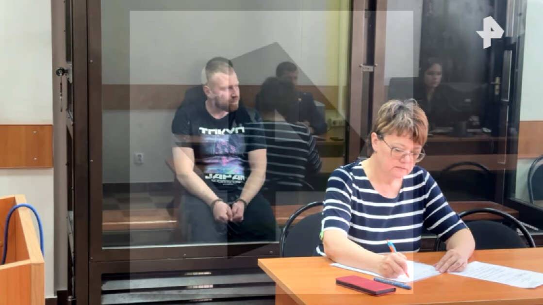Выбросивший дочь из окна уфимец показывал средние пальцы в суде