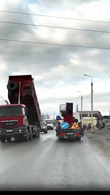 Самосвал срезает провода