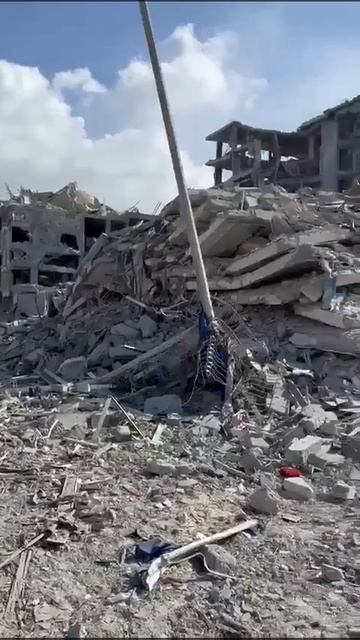 Палестинцы возвращаются в свои дома после окончания войны в Газе.

Толпы палестинцев, которых ранее