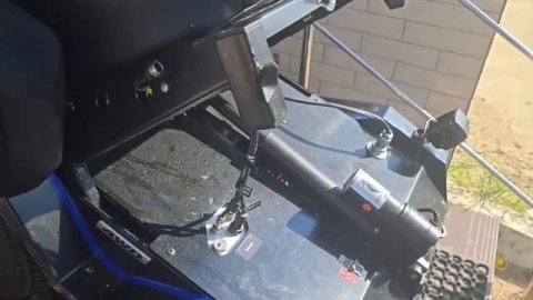 Виталий Назимов тестирует коляска-ступенькоход от российской фирмы Caterwil