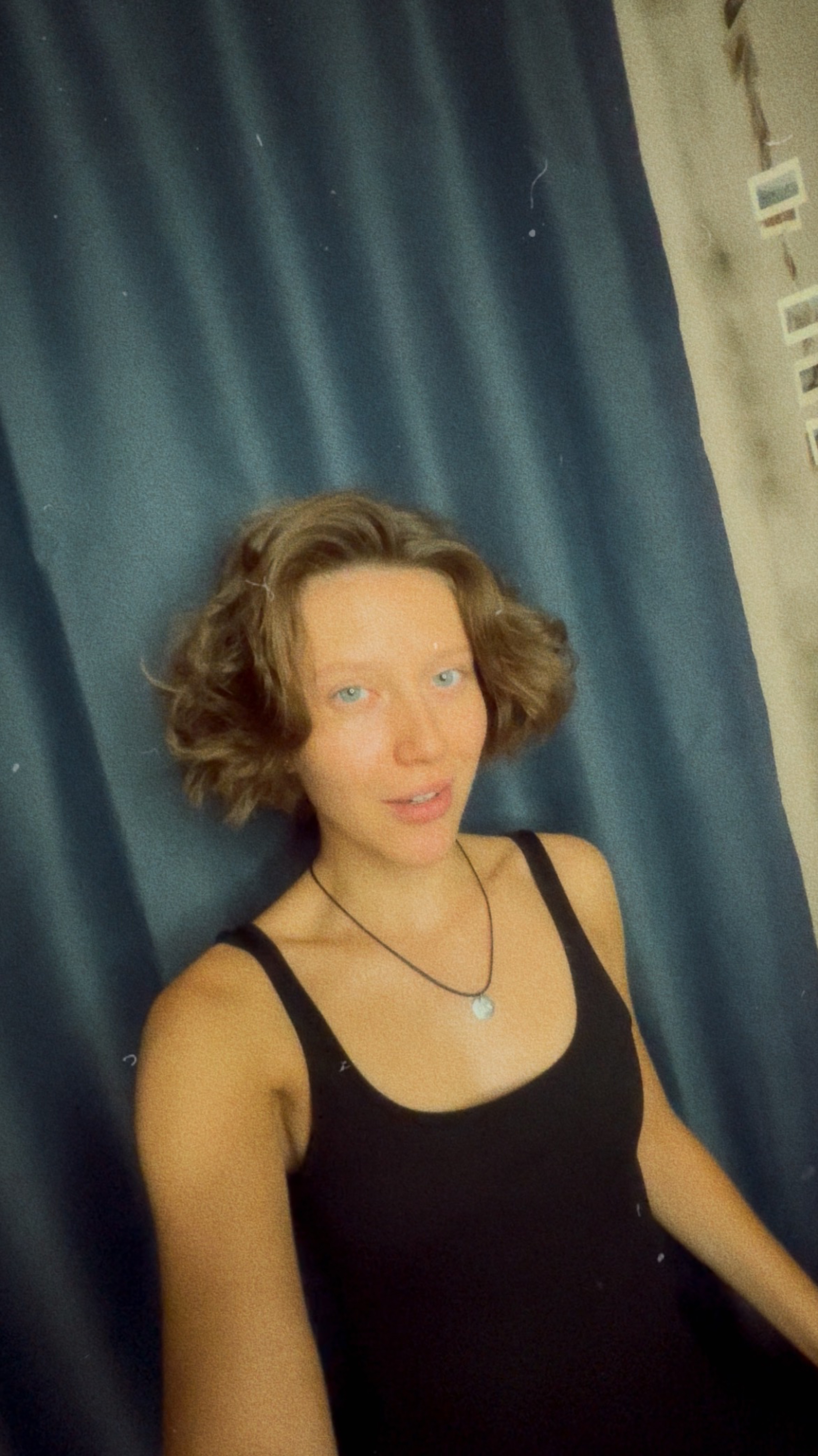 сама об стригла себе каре