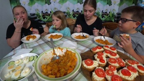 мукбанг овощное рагу с курицей, гренки с чесночницей