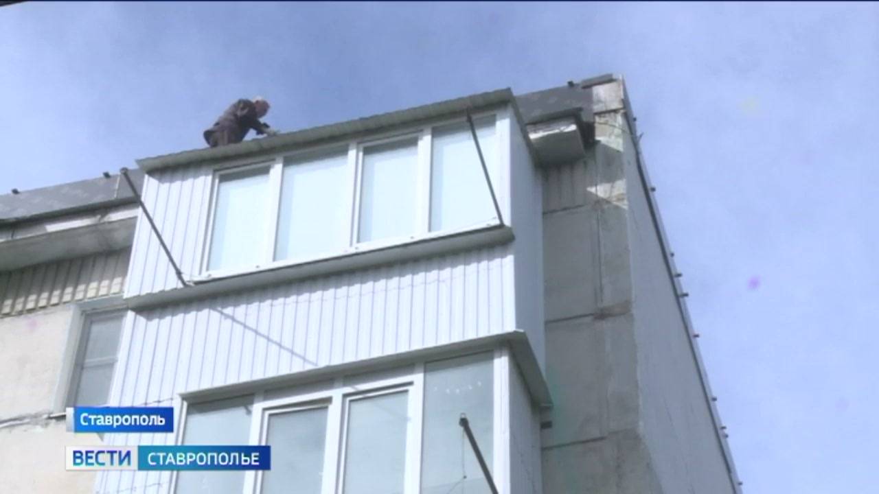 В Ставрополе подрядчик выбрал сезон дождей для ремонта крыш домов