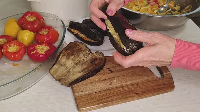 Баклажаны фаршированные капустой, квашеные