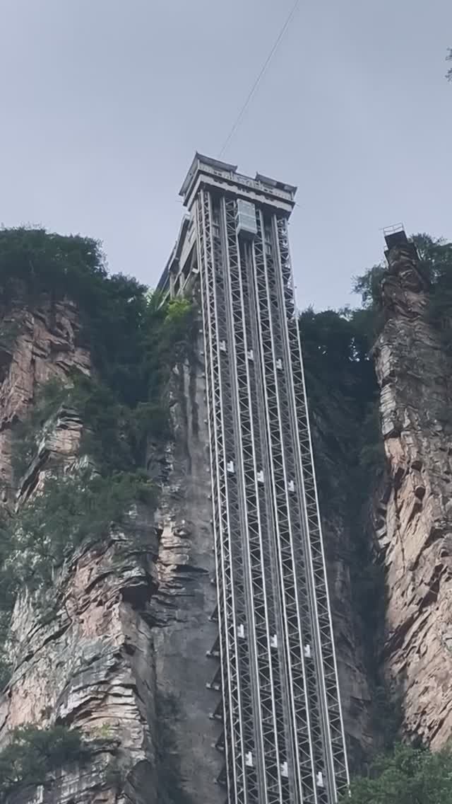 Подъём на лифте Байлун в парке Чжанцзяцзе