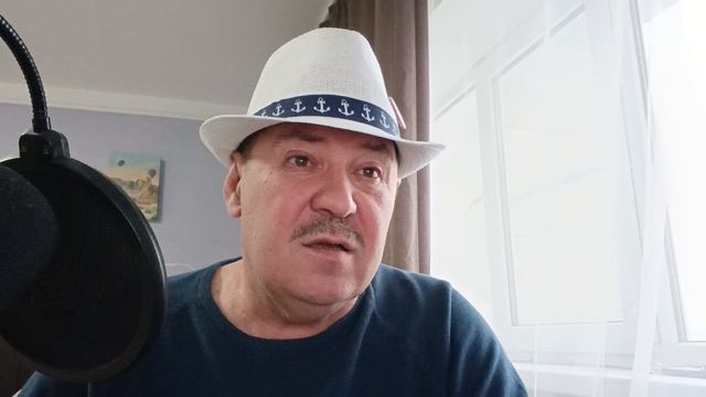 У подъезда старик на скамейке