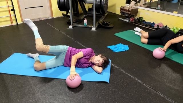 Пилатес с эластичной лентой и миниболом