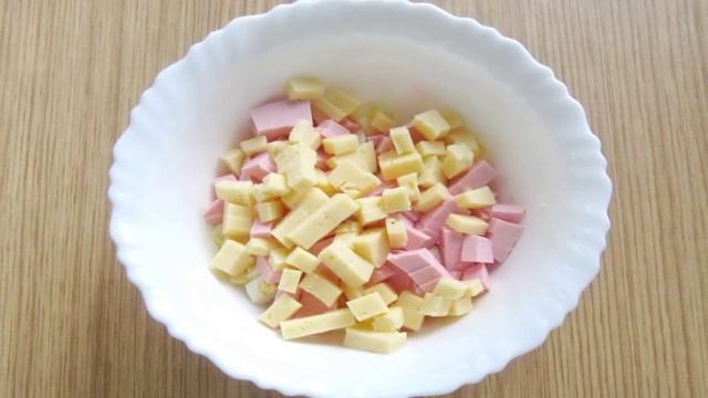 Салат с помидорами, сыром и зеленым горошком