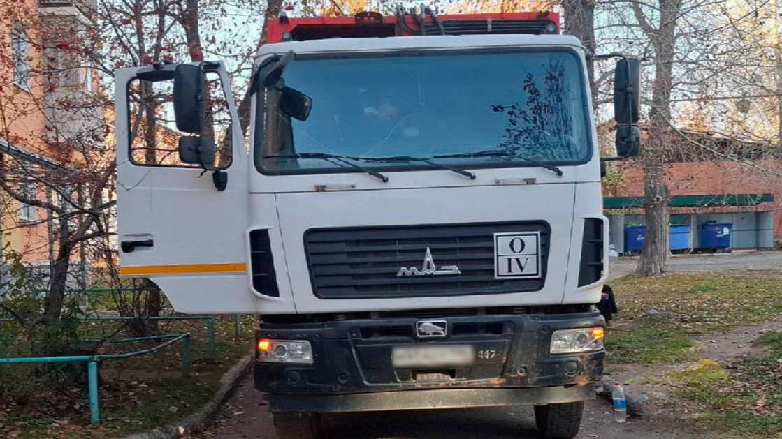 Самосвал переехал пенсионерку во дворе в Свердловской области