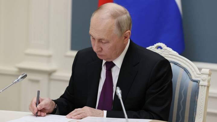 Путин подписал указ о продаже акций двух заводов института 