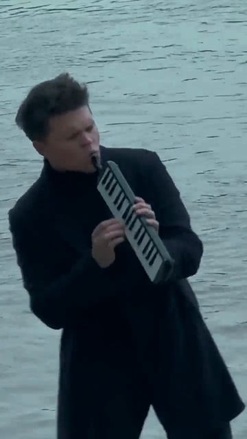 Лучший трек на фоне моря