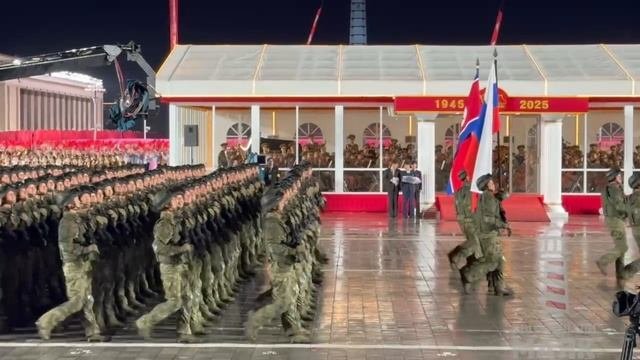 Под флагами КНДР и РФ на параде в Пхеньяне.