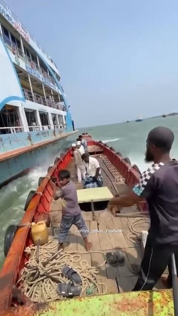 OMG 😱😱 #bigship #ship #shipping #shipinstrom #boat #cargoship #train #sailingship #automobile