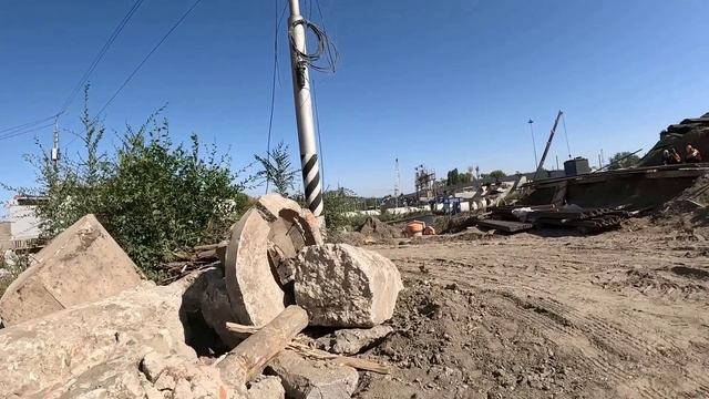 81 Смотреть ходил как идёт строительства моста.