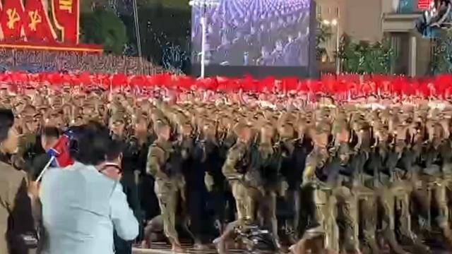 Принимавшие участие в Курской области корейцы прошли на параде в Пхеньяне под флагами России и КНДР