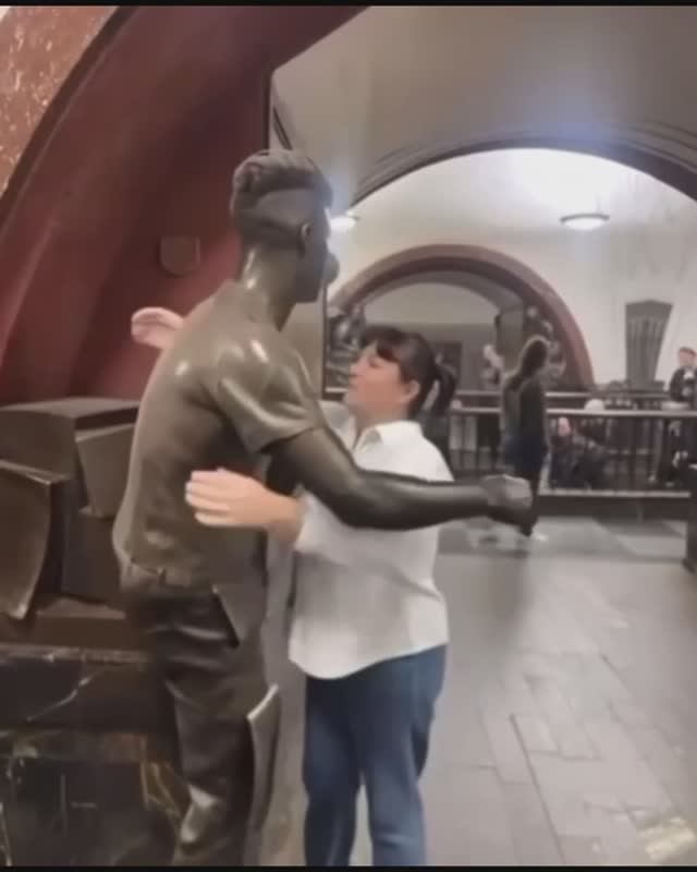 Оживление скульптур в метро с помощью ИИ