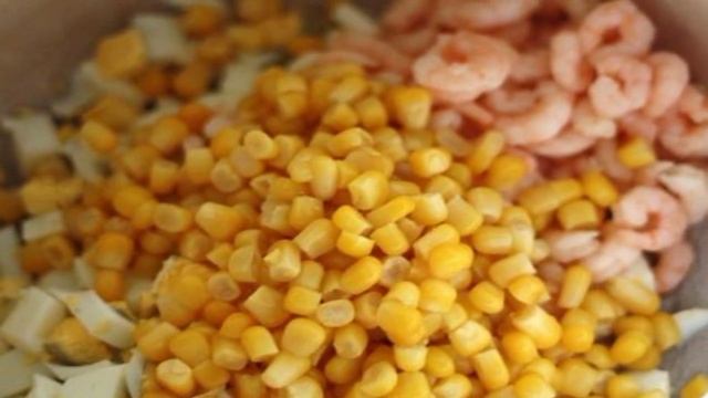 Салат с рисом и кукурузой