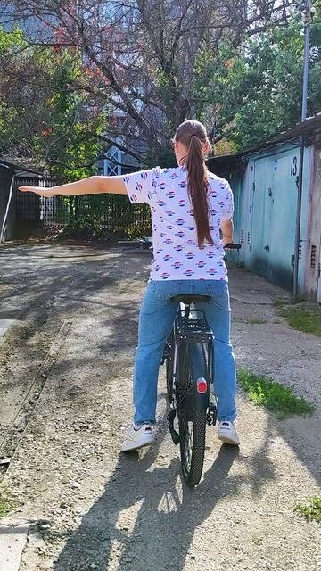 Показываем повороты руками на велосипеде
