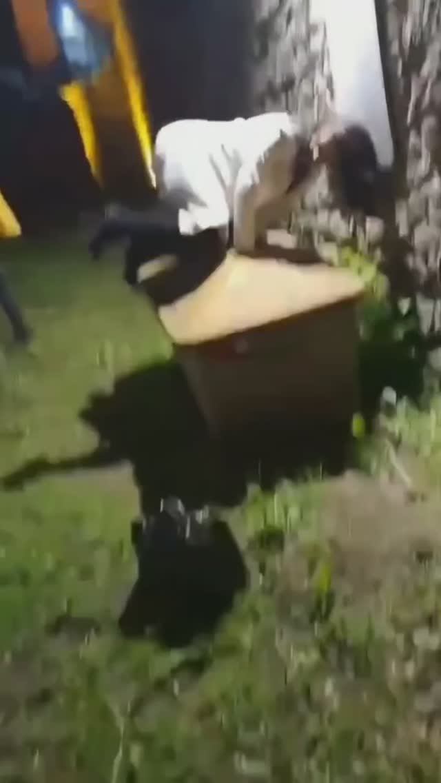 Одно неловкое движение и все смеются🤣
