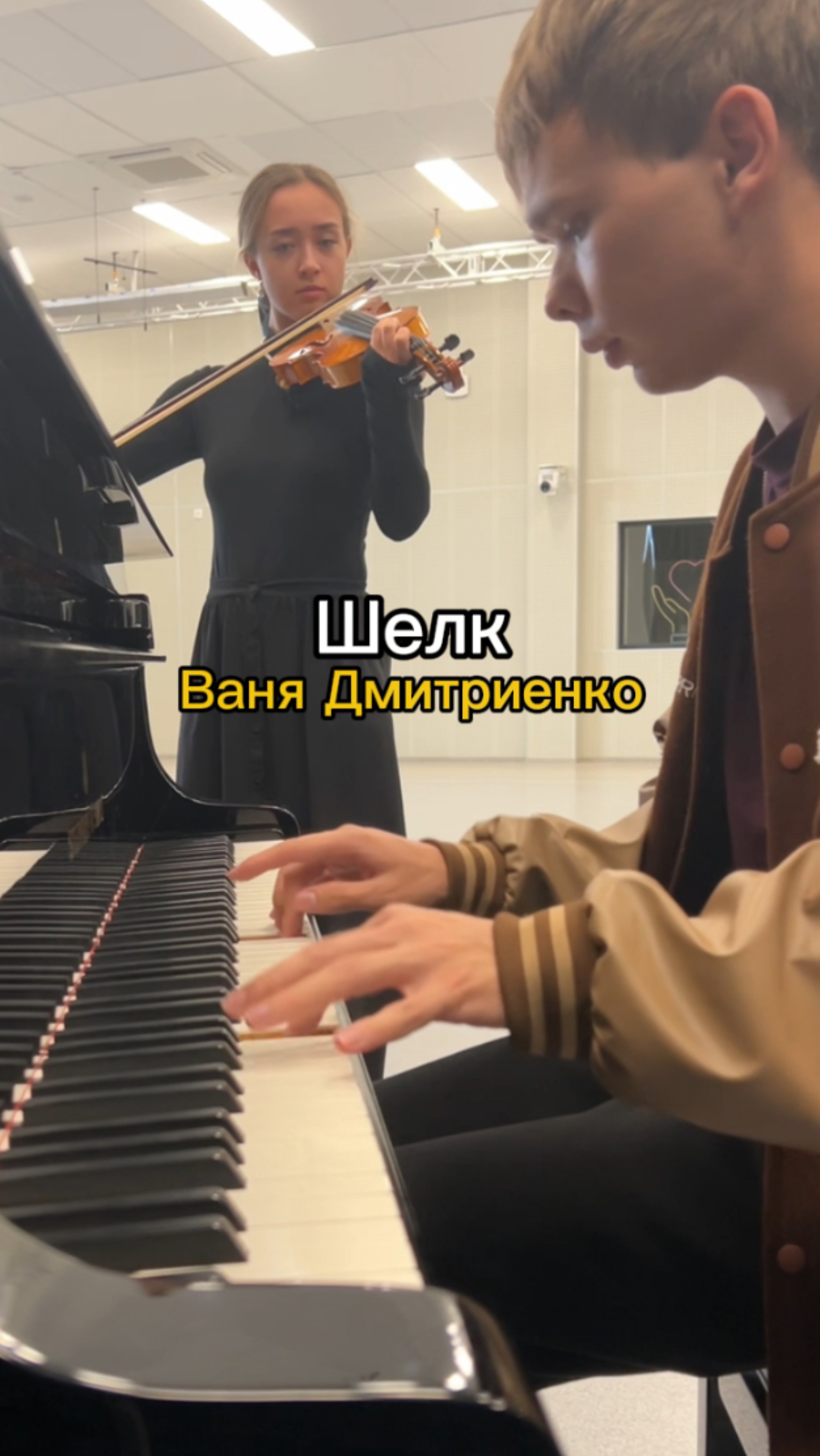 Сгораю на губах твоих бордовым цветом