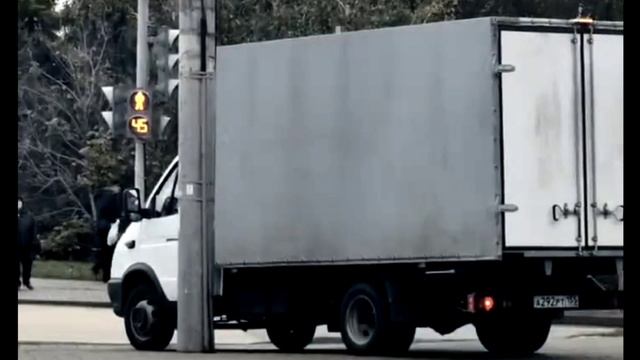 Припаркованная газель на тротуаре в Омске