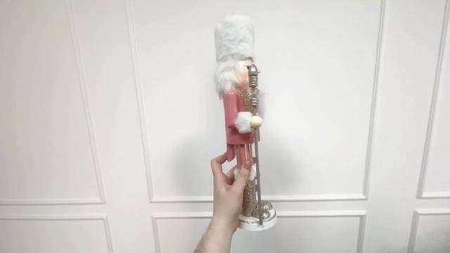 Новогодняя статуэтка ЩЕЛКУНЧИК В РОЗОВОМ (в меховой шапке) большой, деревянный, 38 см, 551204-2