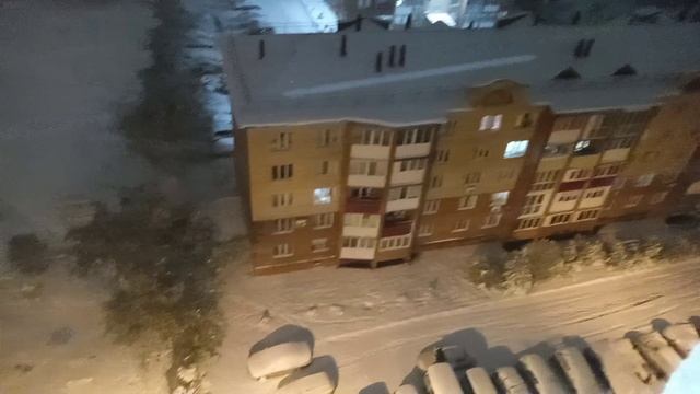 Идет снег.